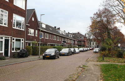 916128 Gezicht op de huizen Hendrik Tollensstraat 10 -hoger te Utrecht.